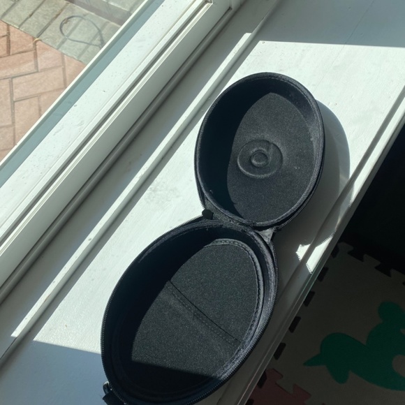 Beats by Dre clip on zipper Rio gif foam black headphones case - Picture 4 of 5